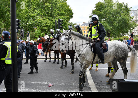 Wie speichert ist London? Stop Tommy, stoppen die Rassisten mit allen Polizei stellt Sie in die beiden mittleren Gruppe nicht mögen einander unterbrechen für die gesamte Gesellschaft und Tourismus? Eine Seite März 'Tommy' und eine andere Seite anti-faschistischen auf beiden Seiten ziemlich gesehen aggressionson vom 3. August 2019, Oxford Street, London, UK Stockfoto