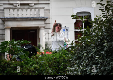 Wie speichert ist London? Stop Tommy, stoppen die Rassisten mit allen Polizei stellt Sie in die beiden mittleren Gruppe nicht mögen einander unterbrechen für die gesamte Gesellschaft und Tourismus? Eine Seite März 'Tommy' und eine andere Seite anti-faschistischen auf beiden Seiten ziemlich gesehen aggressionson vom 3. August 2019, Oxford Street, London, UK Stockfoto