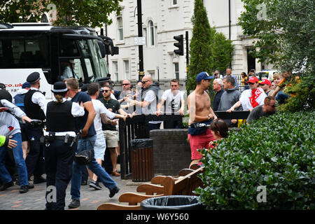 Wie speichert ist London? Stop Tommy, stoppen die Rassisten mit allen Polizei stellt Sie in die beiden mittleren Gruppe nicht mögen einander unterbrechen für die gesamte Gesellschaft und Tourismus? Eine Seite März 'Tommy' und eine andere Seite anti-faschistischen auf beiden Seiten ziemlich gesehen aggressionson vom 3. August 2019, Oxford Street, London, UK Stockfoto