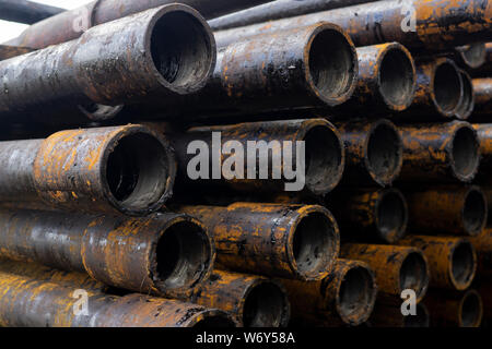 Öl des Bohrgestänges. Rusty Bohrgestänge wurden in den gut Abschnitt gebohrt. Downhole-daten Bohranlage. Verlegung der Rohrleitung auf dem Deck. Blick auf die Shell von Drill pip Stockfoto