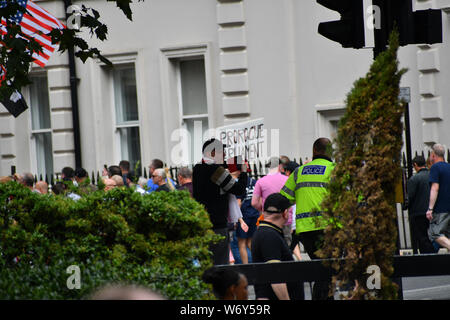 Wie speichert ist London? Stop Tommy, stoppen die Rassisten mit allen Polizei stellt Sie in die beiden mittleren Gruppe nicht mögen einander unterbrechen für die gesamte Gesellschaft und Tourismus? Eine Seite März 'Tommy' und eine andere Seite anti-faschistischen auf beiden Seiten ziemlich gesehen aggressionson vom 3. August 2019, Oxford Street, London, UK Stockfoto