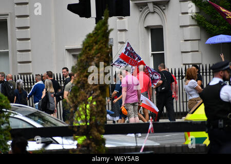 Wie speichert ist London? Stop Tommy, stoppen die Rassisten mit allen Polizei stellt Sie in die beiden mittleren Gruppe nicht mögen einander unterbrechen für die gesamte Gesellschaft und Tourismus? Eine Seite März 'Tommy' und eine andere Seite anti-faschistischen auf beiden Seiten ziemlich gesehen aggressionson vom 3. August 2019, Oxford Street, London, UK Stockfoto