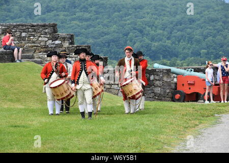 Reenactors reenacting britischen Soldaten und amerikanischen Kolonisten während der amerikanischen Revolution im Jahre 1776 am Fort Ticonderoga in Upstate New York Stockfoto