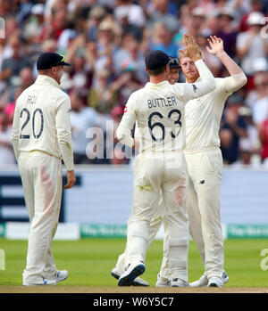 England's Ben Stokes (rechts) feiert die wicket von Australiens Usman Khawaja mit Jos Buttler bei Tag drei der Asche Test Match bei Edgbaston, Birmingham. Stockfoto
