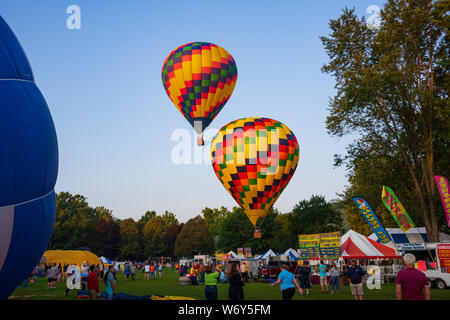 Festivalbesucher watch Heißluftballons zu Flug frühen Samstag Morgen, August 3, 2019 am zweiten Tag des 35. jährlichen Spiedie Fest und Kugel Stockfoto