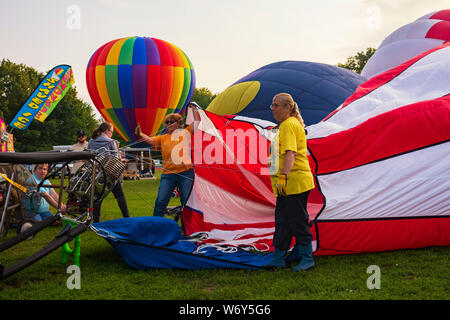 Festivalbesucher watch Heißluftballons zu Flug frühen Samstag Morgen, August 3, 2019 am zweiten Tag des 35. jährlichen Spiedie Fest und Kugel Stockfoto