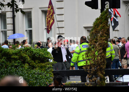 Wie speichert ist London? Stop Tommy, stoppen die Rassisten mit allen Polizei stellt Sie in die beiden mittleren Gruppe nicht mögen einander unterbrechen für die gesamte Gesellschaft und Tourismus? Eine Seite März 'Tommy' und eine andere Seite anti-faschistischen auf beiden Seiten ziemlich gesehen aggressionson vom 3. August 2019, Oxford Street, London, UK Stockfoto