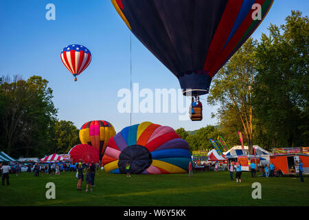 Festivalbesucher watch Heißluftballons zu Flug frühen Samstag Morgen, August 3, 2019 am zweiten Tag des 35. jährlichen Spiedie Fest und Kugel Stockfoto