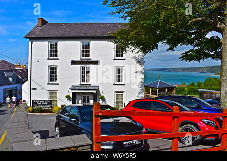 The Black Lion Hotel in Newquay, W. Wales. Autos geparkt. Herrliche Küstenstädte Meerblick von hinten Biergarten, der Cardigan Bay. Stockfoto