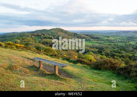 Blick über die Hügel der englischen Landschaft an einem sonnigen Nachmittag. Der Eisenzeit hillfort der Britischen Camp, Malvern Hills, UK. Stockfoto