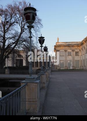 Palast auf dem Wasser mit Lampen in Bäder Park in Warschau europäische Hauptstadt von Polen im Jahr 2018 im Dezember - Vertikal. Stockfoto