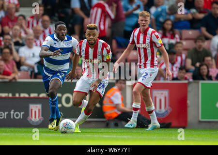 3. Aug. 2019, Bet365 Stadium, Stoke, North Staffordshire, England; EFL Champsionship Fußball; Stoke City versus Queens Park Rangers; Jordanien Cousins von Stoke City sieht die Kugel zu überqueren: Streng redaktionelle Verwendung. Keine Verwendung mit nicht autorisierten Audio-, Video-, Daten-, Spielpläne, Verein/liga Logos oder "live" Dienstleistungen. On-line-in-Match mit 120 Bildern beschränkt, kein Video-Emulation. Keine Verwendung in Wetten, Spiele oder einzelne Verein/Liga/player Publikationen Stockfoto