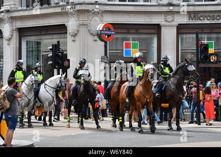 Wie speichert ist London? Stop Tommy, stoppen die Rassisten mit allen Polizei stellt Sie in die beiden mittleren Gruppe nicht mögen einander unterbrechen für die gesamte Gesellschaft und Tourismus? Eine Seite März 'Tommy' und eine andere Seite anti-faschistischen auf beiden Seiten ziemlich gesehen aggressionson vom 3. August 2019, Oxford Street, London, UK Stockfoto