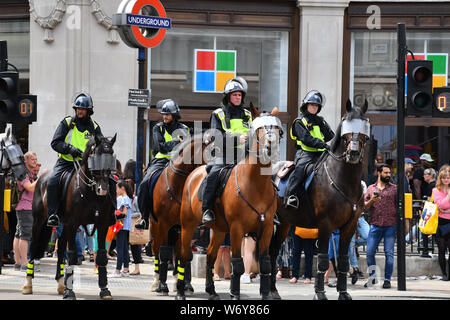 Wie speichert ist London? Stop Tommy, stoppen die Rassisten mit allen Polizei stellt Sie in die beiden mittleren Gruppe nicht mögen einander unterbrechen für die gesamte Gesellschaft und Tourismus? Eine Seite März 'Tommy' und eine andere Seite anti-faschistischen auf beiden Seiten ziemlich gesehen aggressionson vom 3. August 2019, Oxford Street, London, UK Stockfoto