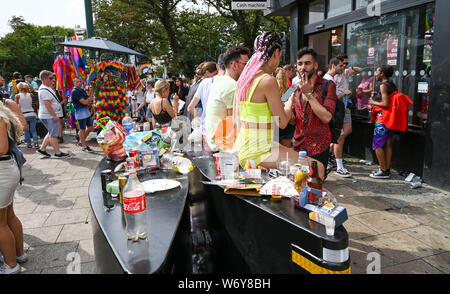 Brighton UK 3. August 2019 - Sicherheit Sperren bei der jährlichen Brighton und Hove Pride Parade ab der Küste, bevor Sie durch die Stadt und an Preston Park, wo Kylie Minogue ist fällig am Abend durchzuführen. Hunderttausende Besucher werden erwartet in diesem Jahr über das Wochenende zu nehmen. Foto: Simon Dack/Alamy leben Nachrichten Stockfoto