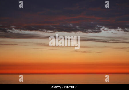 Sonnenuntergang an der Danziger Bucht in Jastarnia. Halbinsel Hel. Polen Stockfoto