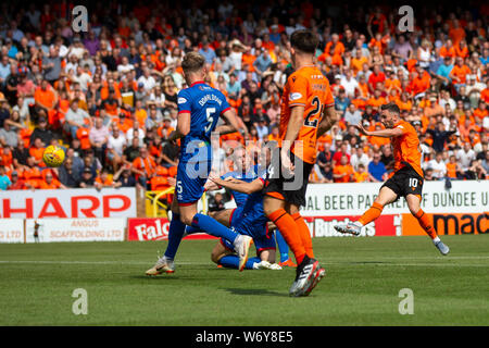 3. Aug. 2019, Tannadice Park, Dundee, Schottland, Ladbrokes Meisterschaft Fußball, Dundee United gegen Inverness Caledonian Thistle; Nicky Clark von Dundee United feuert einen Schuß gerade über Stockfoto