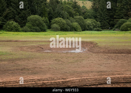 Llwyn am Behälter, Merthyr Tydfil, South Wales, UK. 3. August 2019. UK Wetter: Mit der anhaltenden Hitzewelle in den letzten Wochen, den Behälter entladen hat und nicht abgedeckte Teile normalerweise Unterwasser Credit: Andrew Bartlett/Alamy leben Nachrichten Stockfoto