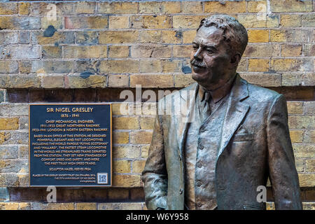 Sir Nigel Gresley Statue auf dem Londoner Bahnhof Kings Cross. Gresley 1876-1941 war eine Eisenbahn Ingenieur und Konstrukteur, incl. Flying Scotsman und Stockente Stockfoto