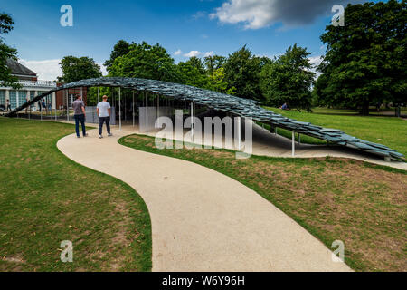 Serpentine Pavillon 2019 im Londoner Hyde Park. Von dem japanischen Architekten Junya Ishigami, geöffnet von Juni bis Oktober 2019 entwickelt. Stockfoto