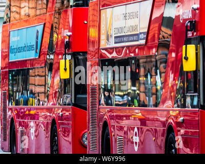 London Buses - Red London Buses - zwei London New Routemaster Busse in der Nähe der Oxford Street im Zentrum von London geparkt Stockfoto