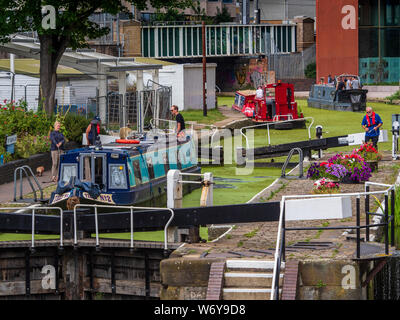 Regents Canal London - kanalboote verhandeln die historische St. Pancras Lock, 1819, auf dem Regents Canal in der Kings Cross im Zentrum von London. Stockfoto