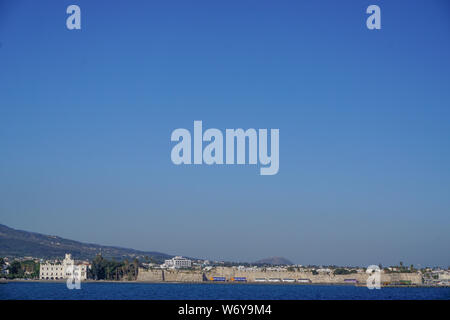 Kos, Griechenland: Blick auf die mittelalterliche Burg Nerantzia im Hafen in Kos, eine Insel der Dodekanes Kette in der südöstlichen Ägäis. Stockfoto