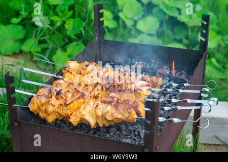 Shish Kebab im Prozess der Kochen auf offenem Feuer Stockfoto