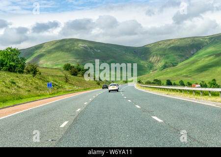 Die Autobahn M6 im Osten von Kendal northbound zwischen J37 und J38 nähern Langdale fiel in der howgill Fells. Stockfoto