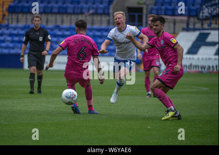 BIRKENHEAD, ENGLAND 3. August Tranmere Rovers' David Perkins unter Druck während der Sky Bet Liga 1 Übereinstimmung zwischen den Tranmere Rovers und Rochdale in Prenton Park, Birkenhead am Samstag, den 3. August 2019. (Credit: Ian Charles | MI Nachrichten) Credit: MI Nachrichten & Sport/Alamy leben Nachrichten Stockfoto