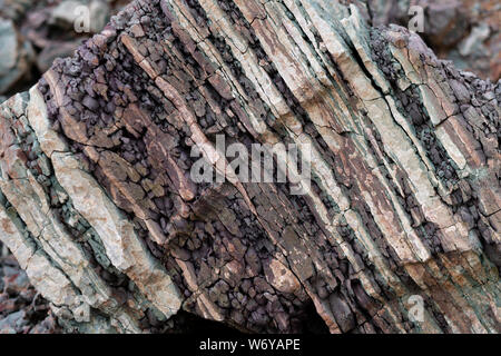 Boden geschnitten - Sandstein, Steine, Lehm, Sand Struktur und Schichten. Schicht aus Sand mit Schichten von unterschiedlichen Strukturen. Stockfoto