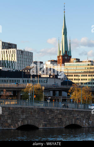 Der Turm der Klara Kirche erhebt sich über Gebäude in Stockholm, Schweden Stockfoto