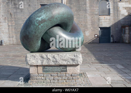 Bande der Freundschaft statue Portsmouth, auf dem Gehweg an der Wand in der Nähe des Square Tower, Portsmouth Hampshire England Großbritannien Stockfoto