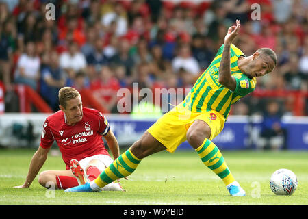 Nottingham Forest Michael Dawson (links) und West Bromwich Albion Kenneth Zohore Kampf um den Ball in den Himmel Wette WM-Spiel in der Stadt, Nottingham. Stockfoto