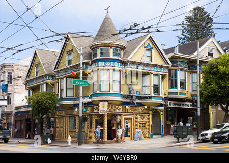 SAN FRANCISCO, Kalifornien - Juli: 31, 2016: Street Scene von Haight Ashbury in San Francisco, Kalifornien. Haight Ashbury ist ein bemerkenswerter Bezirk wissen Stockfoto