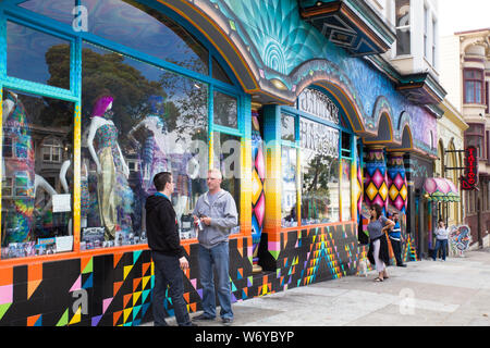 SAN FRANCISCO, Kalifornien - Juli: 31, 2016: Street Scene von Haight Ashbury in San Francisco, Kalifornien. Haight Ashbury ist ein bemerkenswerter Bezirk wissen Stockfoto