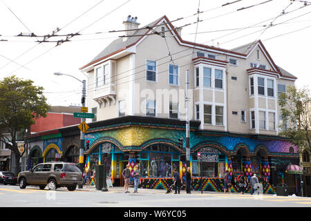 SAN FRANCISCO, Kalifornien - Juli: 31, 2016: Street Scene von Haight Ashbury in San Francisco, Kalifornien. Haight Ashbury ist ein bemerkenswerter Bezirk wissen Stockfoto