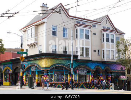 SAN FRANCISCO, Kalifornien - Juli: 31, 2016: Street Scene von Haight Ashbury in San Francisco, Kalifornien. Haight Ashbury ist ein bemerkenswerter Bezirk wissen Stockfoto