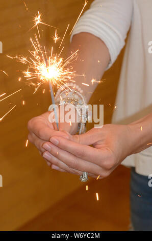 Feier!!: Eine Frau hält einen Spender in der Hand. Stockfoto