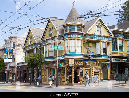 SAN FRANCISCO, Kalifornien - Juli: 31, 2016: Street Scene von Haight Ashbury in San Francisco, Kalifornien. Haight Ashbury ist ein bemerkenswerter Bezirk wissen Stockfoto