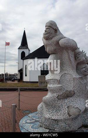 Der Scott Antarktis Memorial mit der Norwegischen Kirche im Hintergrund, der Bucht von Cardiff Wales UK Stockfoto