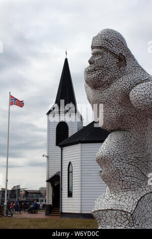 Der Scott Antarktis Memorial mit der Norwegischen Kirche im Hintergrund, der Bucht von Cardiff Wales UK Stockfoto