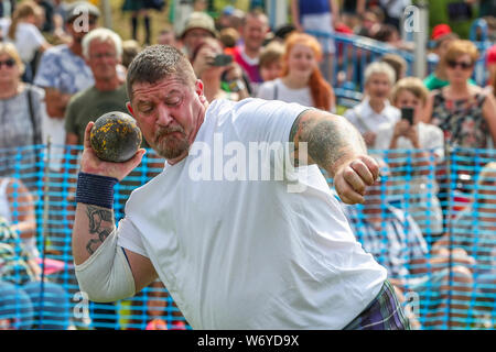 Dundonald, UK. 03. Juli 2019. Die Ayrshire Dorf Dundonald feierte den 30. Jahrestag der Holding Highland Games durch Wettbewerbe von Crazy pram Racing und juvenile Tauziehen neben den traditionellen Wettbewerben der werfen der Caber, wirft den Hammer und die Keppoch Stein heben Stockfoto