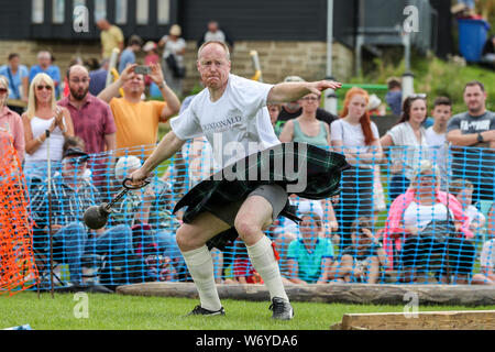 Dundonald, UK. 03. Juli 2019. Die Ayrshire Dorf Dundonald feierte den 30. Jahrestag der Holding Highland Games durch Wettbewerbe von Crazy pram Racing und juvenile Tauziehen neben den traditionellen Wettbewerben der werfen der Caber, wirft den Hammer und die Keppoch Stein heben Stockfoto