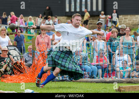 Dundonald, UK. 03. Juli 2019. Die Ayrshire Dorf Dundonald feierte den 30. Jahrestag der Holding Highland Games durch Wettbewerbe von Crazy pram Racing und juvenile Tauziehen neben den traditionellen Wettbewerben der werfen der Caber, wirft den Hammer und die Keppoch Stein heben Stockfoto