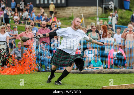 Dundonald, UK. 03. Juli 2019. Die Ayrshire Dorf Dundonald feierte den 30. Jahrestag der Holding Highland Games durch Wettbewerbe von Crazy pram Racing und juvenile Tauziehen neben den traditionellen Wettbewerben der werfen der Caber, wirft den Hammer und die Keppoch Stein heben Stockfoto