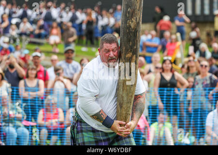 Dundonald, UK. 03. Juli 2019. Die Ayrshire Dorf Dundonald feierte den 30. Jahrestag der Holding Highland Games durch Wettbewerbe von Crazy pram Racing und juvenile Tauziehen neben den traditionellen Wettbewerben der werfen der Caber, wirft den Hammer und die Keppoch Stein heben Stockfoto