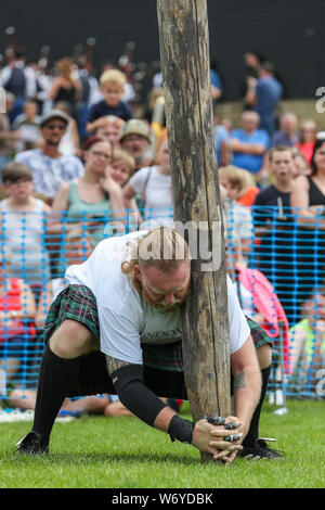 Dundonald, UK. 03. Juli 2019. Die Ayrshire Dorf Dundonald feierte den 30. Jahrestag der Holding Highland Games durch Wettbewerbe von Crazy pram Racing und juvenile Tauziehen neben den traditionellen Wettbewerben der werfen der Caber, wirft den Hammer und die Keppoch Stein heben Stockfoto