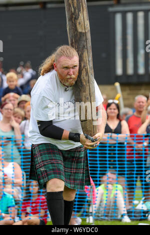 Dundonald, UK. 03. Juli 2019. Die Ayrshire Dorf Dundonald feierte den 30. Jahrestag der Holding Highland Games durch Wettbewerbe von Crazy pram Racing und juvenile Tauziehen neben den traditionellen Wettbewerben der werfen der Caber, wirft den Hammer und die Keppoch Stein heben Stockfoto