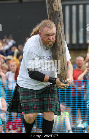 Dundonald, UK. 03. Juli 2019. Die Ayrshire Dorf Dundonald feierte den 30. Jahrestag der Holding Highland Games durch Wettbewerbe von Crazy pram Racing und juvenile Tauziehen neben den traditionellen Wettbewerben der werfen der Caber, wirft den Hammer und die Keppoch Stein heben Stockfoto